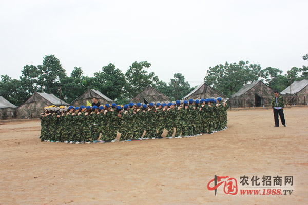 同時筑長城