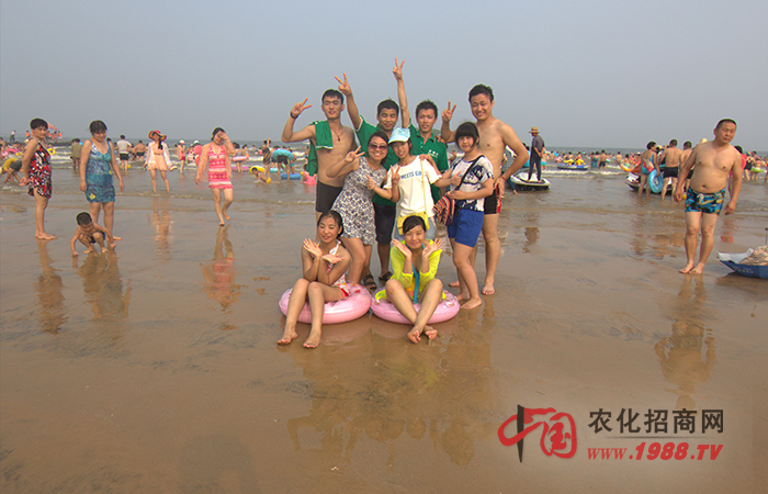 火爆海邊合影