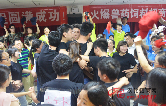 2015年6月20日-21日,鄭州火爆網(wǎng)絡(luò)科技有限公司組織全體員工進(jìn)行了一次“團(tuán)隊凝聚力訓(xùn)練”,特邀田沂桐老師和李健老師為主講老師,意在激發(fā)火爆人的內(nèi)在潛能、培養(yǎng)團(tuán)隊協(xié)同作戰(zhàn)能力,超越自我、成就未來!