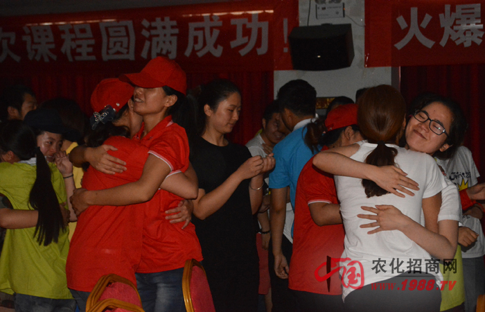 2015年6月20日-21日,鄭州火爆網(wǎng)絡(luò)科技有限公司組織全體員工進(jìn)行了一次“團(tuán)隊凝聚力訓(xùn)練”,特邀田沂桐老師和李健老師為主講老師,意在激發(fā)火爆人的內(nèi)在潛能、培養(yǎng)團(tuán)隊協(xié)同作戰(zhàn)能力,超越自我、成就未來!