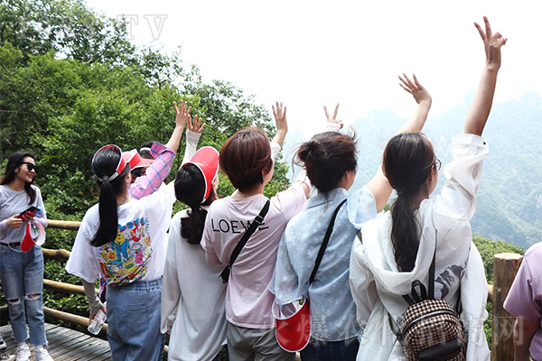 胸懷夢(mèng)想、學(xué)會(huì)感恩、團(tuán)結(jié)互助、才能走得更遠(yuǎn)