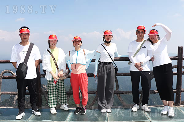 胸懷夢(mèng)想、學(xué)會(huì)感恩、團(tuán)結(jié)互助、才能走得更遠(yuǎn)